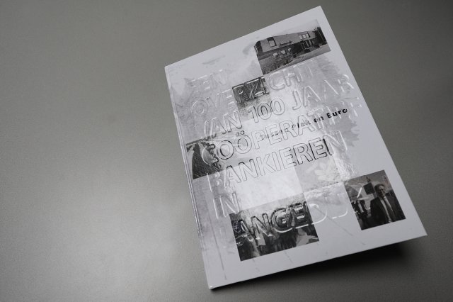 Jubileumuitgave over 100 jaar cooperatief bankieren en maatschappelijk betrokken zijn, met een onderscheidend design door TheSign Merkenbouwer