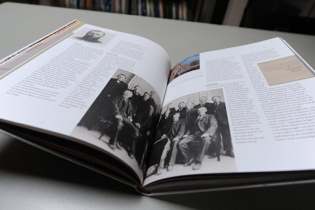 Jubileumboek over 100 jaar cooperatief bankieren en maatschappelijk betrokken zijn gemaakt door TheSign Merkenbouwer